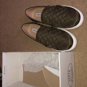 Steve Madden olive slide on shoes